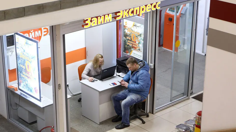 Центробанк снизил допустимые доли потребительских займов для заемщиков с высокой долговой нагрузкой и ужесточил ограничения на длинные кредиты. Регулятор мотивирует меры желанием защитить банки и клиентов на фоне роста доли проблемных кредитов.