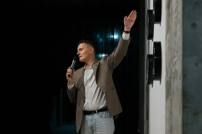 Сергей Баландин, возглавивший арт‑пространство в марте 2026 года и проработавший в нём 12 лет, покинул пост гендиректора. Исполняющей обязанности назначена Катерина Орлова.
