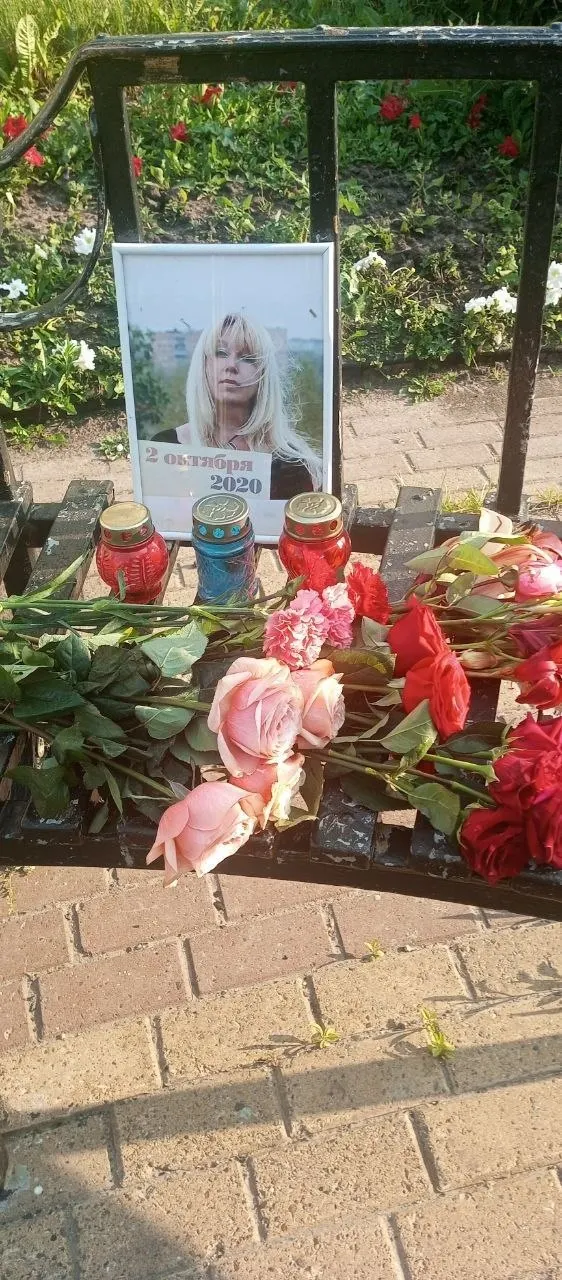 По свидетельствам очевидцев, каждый день к памятному месту приезжает грузовик, а люди в спецовках собирают принесённые цветы в чёрные мешки и выбрасывают их. Жители считают, что так пытаются помешать горожанам помнить.