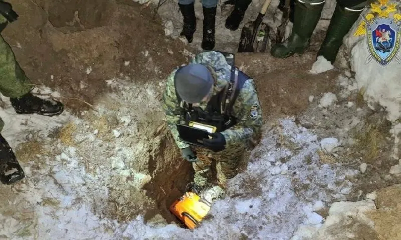 По версии следствия, в январе в Отрадном во время пьяной ссоры 77‑летний мужчина нанес не менее 16 ударов знакомому; после смерти он расчленил тело и сбросил останки в колодец. Подозреваемому предъявлены обвинения в убийстве и надругательстве над телами умерших.