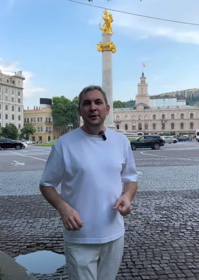Блогера и автора популярного русскоязычного блога о Грузии внесли в реестр «экстремистов и террористов» Росфинмониторинга; ранее он сотрудничал с «Открытой Россией» и Фондом борьбы с коррупцией.