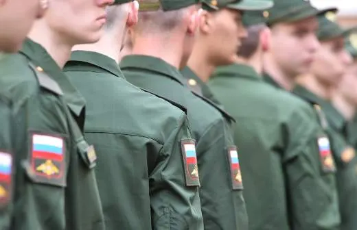 Правительство поддержало законопроект о направлении призывников для службы в пожарные подразделения МЧС — их будут привлекать к тушению пожаров и аварийно‑спасательным работам в городах и селах.