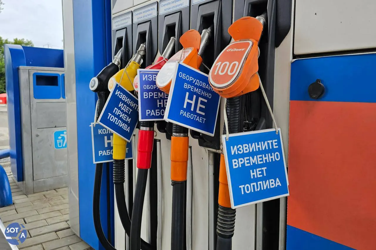 Медианные цены на бензин в начале июля выросли почти на четверть по сравнению с прошлым годом. Эксперты считают, что из‑за дефицита и внеплановых ремонтов заметного снижения стоимости топлива в ближайшее время не будет.