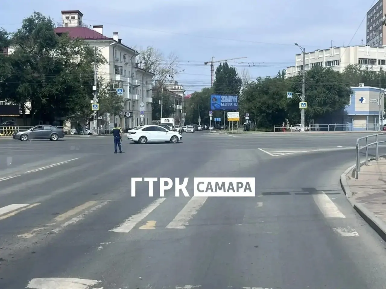 Движение временно регулируют инспекторы ГИБДД. По возможности планируйте маршрут заранее и объезжайте этот участок.