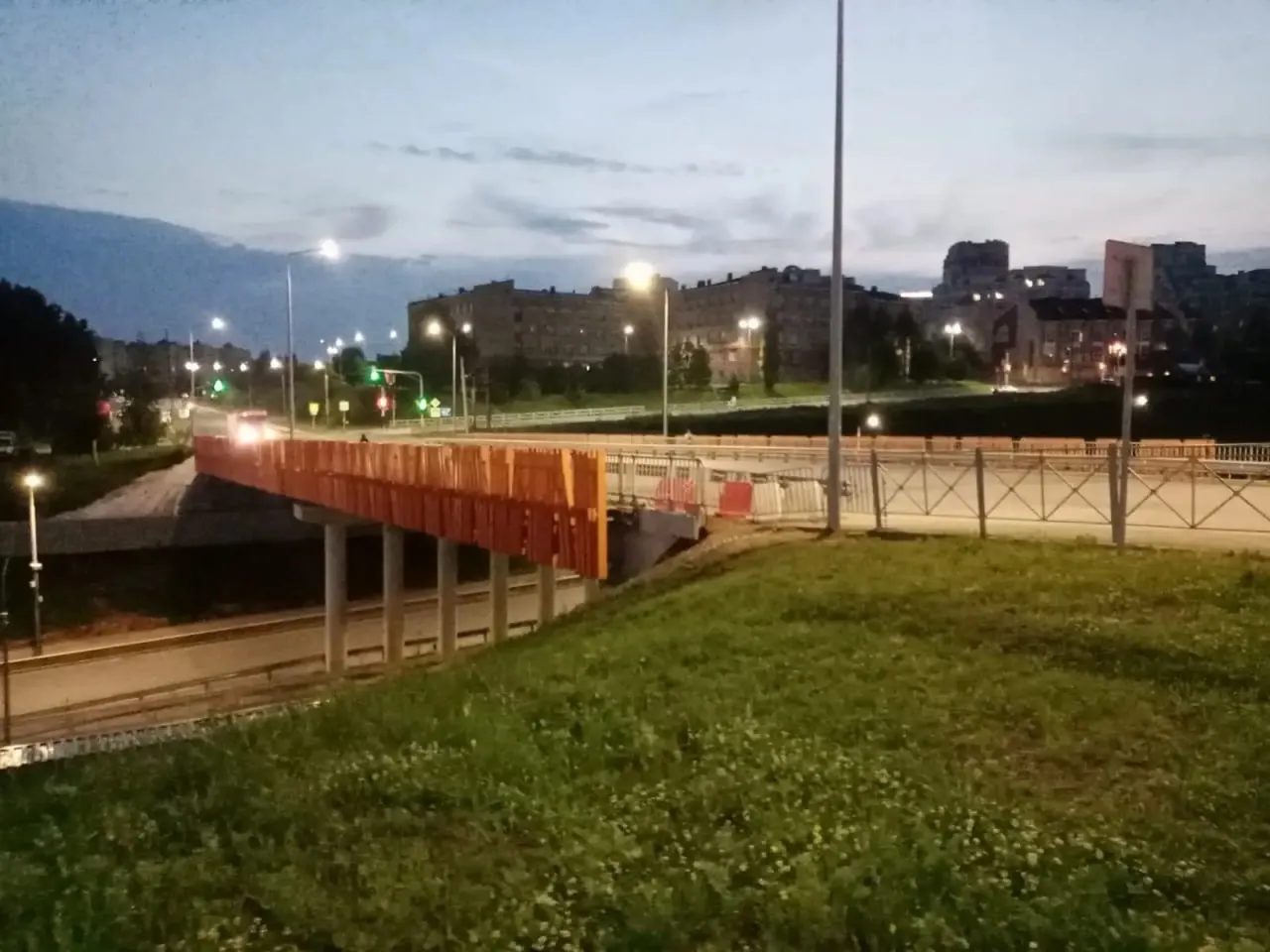 Подсветка моста над улицей Рыленко в Уфе не работает уже несколько месяцев. Жители жалуются, хотя на установку освещения были потрачены значительные средства.