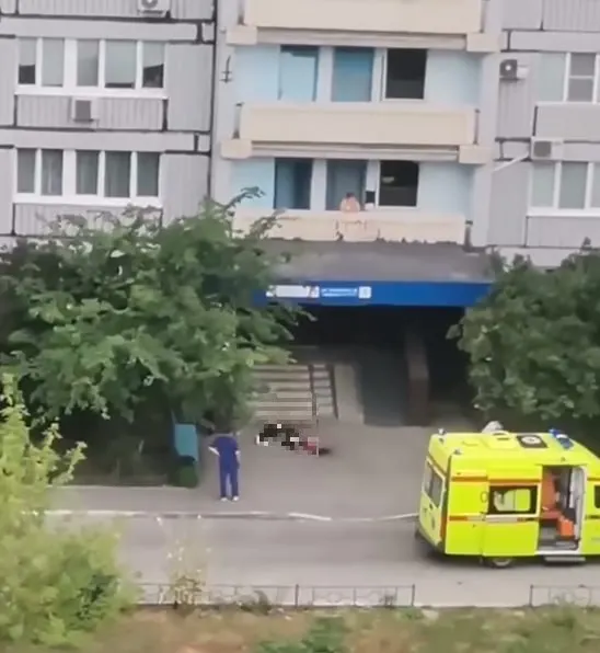 Тело мужчины обнаружили перед подъездом на улице Тополиной, 25. Полиция подтвердила происшествие, проводится проверка, причины смерти установит экспертиза.