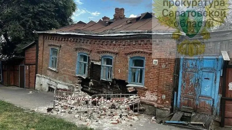 Прокуратура Саратовской области сообщает, что здание 1917 года постройки, признанное аварийным и пустующее с прошлого года, рухнуло — снос по документам мэрии должен был быть завершён до 1 июля 2024 года.