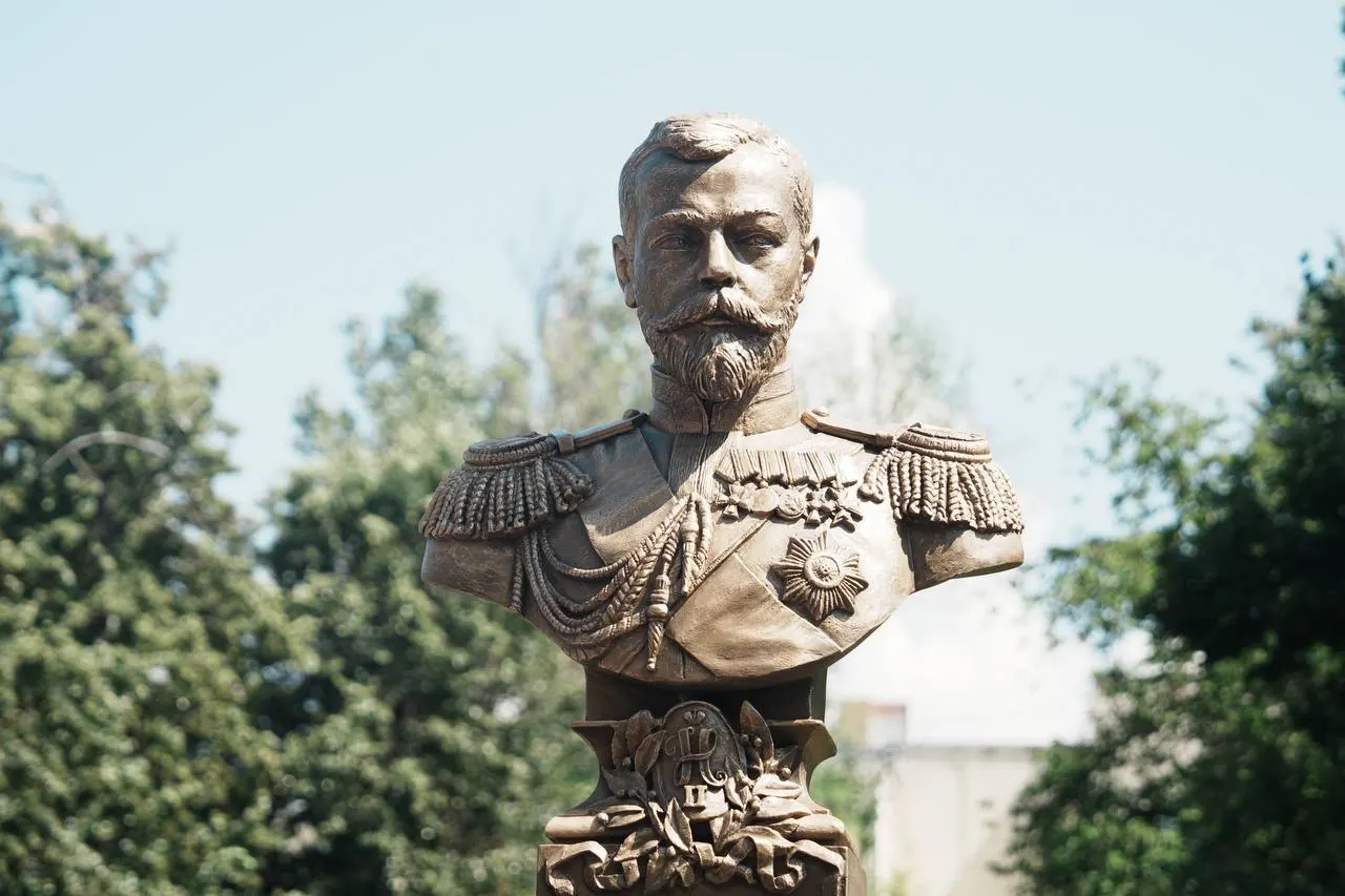 В Самаре открыт бюст Николая II рядом с местом бывшего кафедрального собора Христа Спасителя. Открытие приурочили к празднику Петра и Павла и 122‑й годовщине визита императора в город.