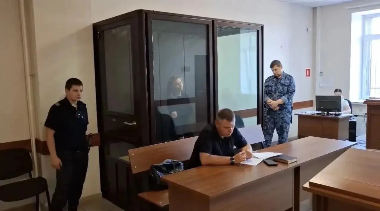В Нижнем Новгороде 42‑летняя женщина напала на полицейского, который пришёл оформить её в отдел как свидетельницу по делу о лёгком вреде здоровью. Пострадавший госпитализирован, нападавшая задержана и заключена под стражу.