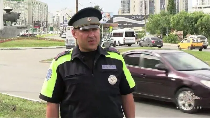 В Саратовском регионе полицейский разбил окно машины, чтобы вынести младенца, оставленного в салоне под палящим солнцем; ребёнка и мать поместили в служебный автомобиль с включённым кондиционером.