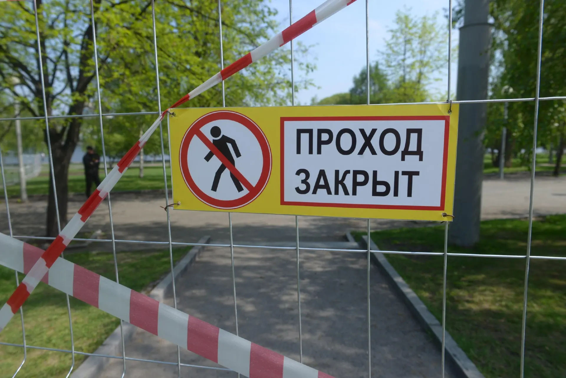 Правоохранители проводят проверку после трагического инцидента в Самарской области: охранник при невыясненных обстоятельствах насадил школьника на прут забора, ребёнок скончался на месте.