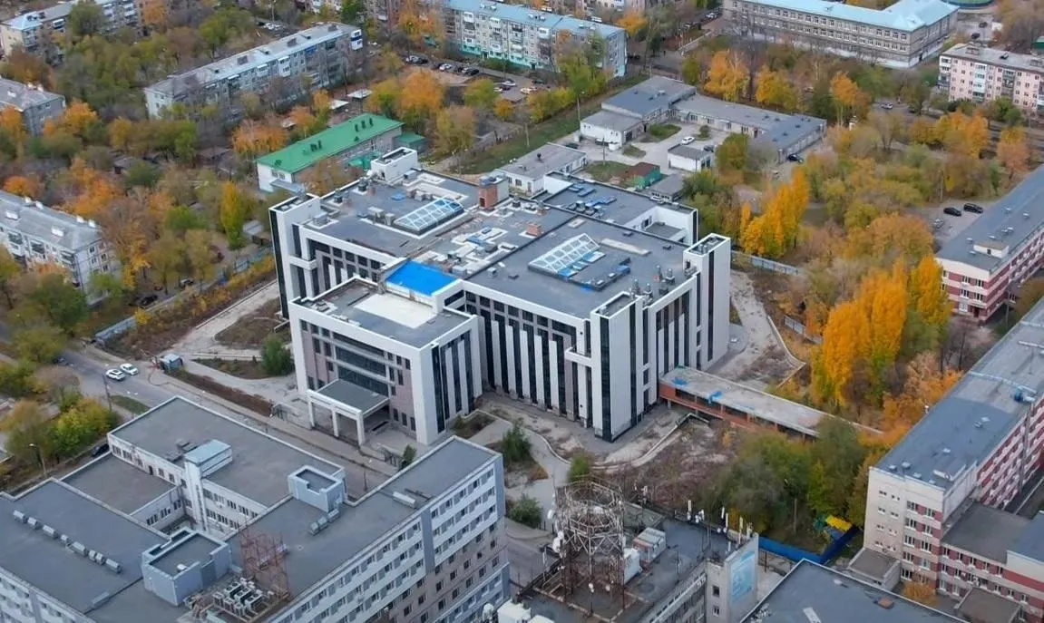 Власти инициировали изъятие земель и связанных с долгостроем объектов: основной корпус готов на 94%, рядом — ещё один объект на 48%. Застройщик настаивает на экспертизе, апелляция поддержала ответчика, поэтому спор может затянуться.