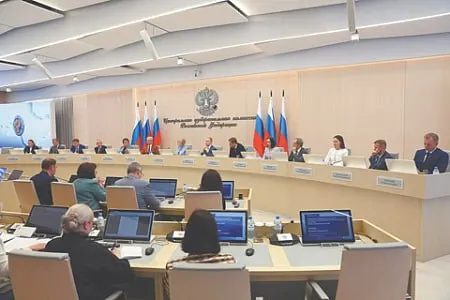 Центризбирком готовит решение об исключении ряда кандидатов из партийного списка «Яблоко». По закону уход четверти списка влечёт снятие партии с выборов.
