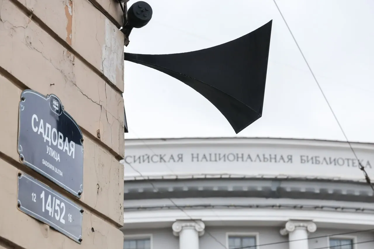 Власти регионов объясняют, что сирены не всегда включают, чтобы не сеять панику, и что уличные сигналы используют в основном при ракетной опасности или при достижении критического уровня беспилотных атак.