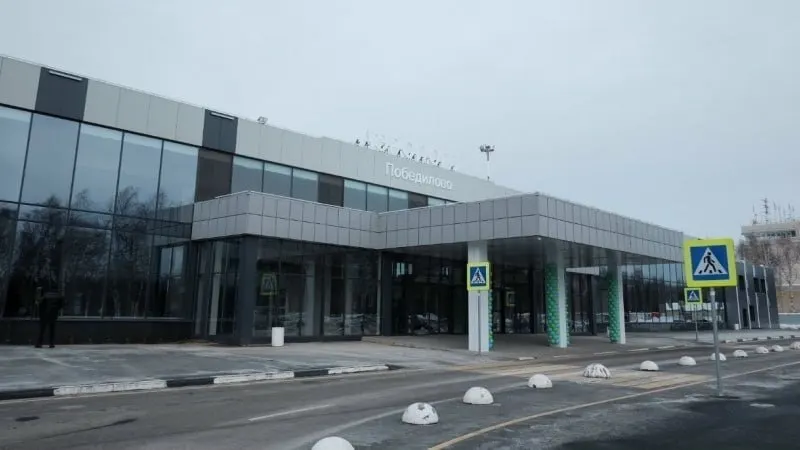В аэропорту Кирова отменили ограничения на приём и выпуск воздушных судов; обслуживание рейсов возобновляется.