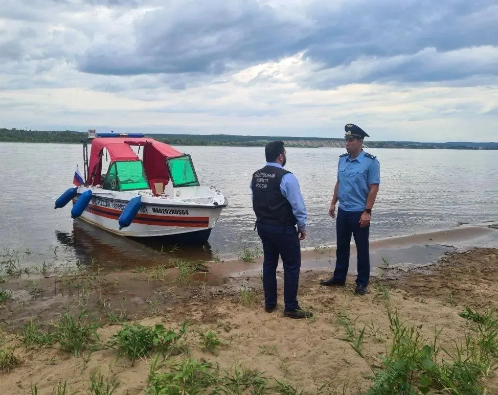 На острове напротив села Орловское ребёнка унесло сильным течением; взрослый, пытавшийся спасти его, также погиб. Прокуратура и полиция проводят проверку обстоятельств.