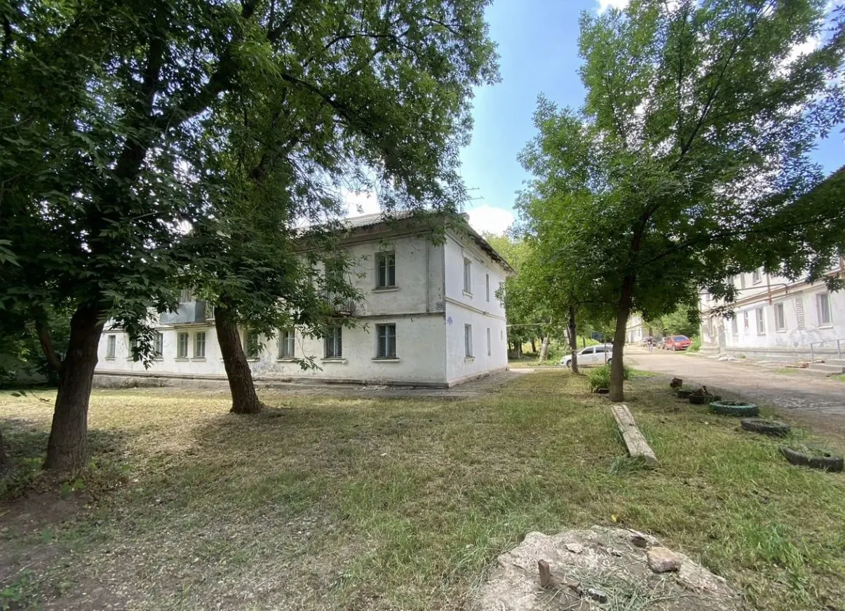 В Сарапульском переулке выставлено на продажу двухэтажное здание бывшего общежития с 22 комнатами и устаревшим ремонтом. Здание датируется 1953 годом.