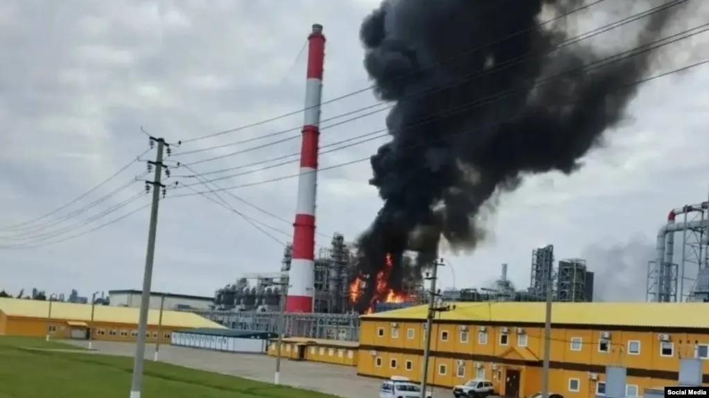 В Татарстане полицейские опубликовали видео с извинениями 33‑летнего жителя Нижнекамска: его задержали после того, как он снял и выложил в открытое сообщество кадры атаки беспилотников на промышленную зону 8 июля. Мужчине вынесено прокурорское предупреждение.