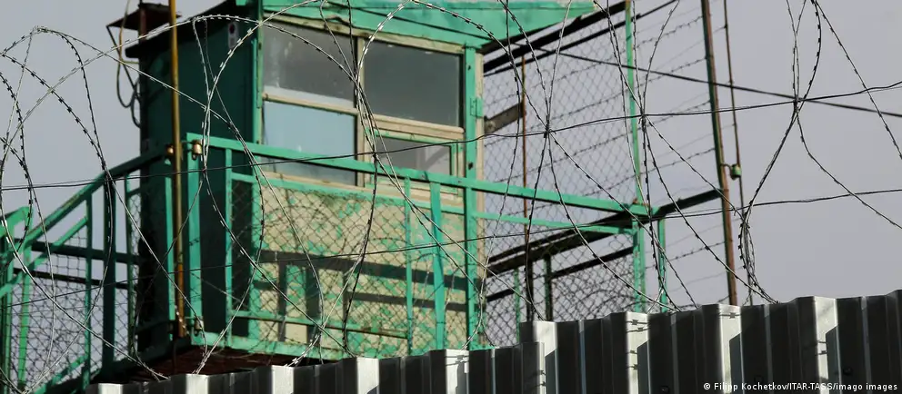 Лабытнангский суд обязал Следственный комитет устранить нарушения после жалобы математика, который заявил о пытках в колонии за Полярным кругом.