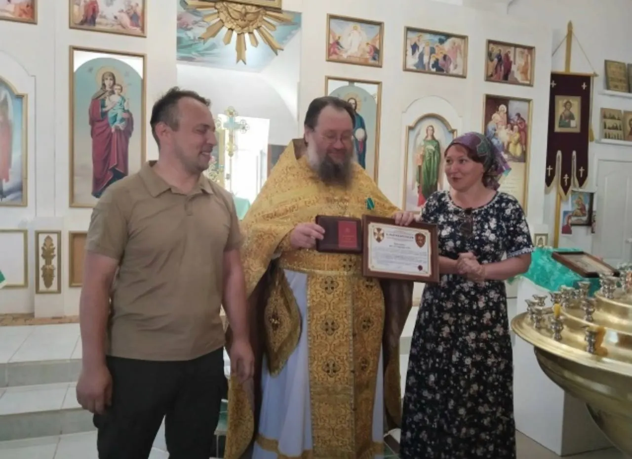 В Кезе участник с позывным «Италмас» передал прихожанам благодарственную грамоту и настоятелю — медаль «За помощь фронту». В документе говорится о «специальной военной операции по защите Белгородской области», подробности о характере помощи не уточняются.