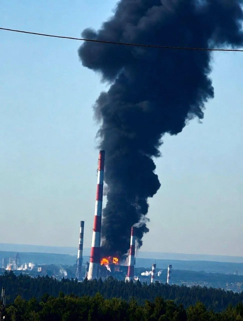 Ночной удар беспилотников по Кстовскому НПЗ в Нижегородской области мог нарушить поставки бензина в Чувашию; в Кстово есть жертвы и пострадавшие.