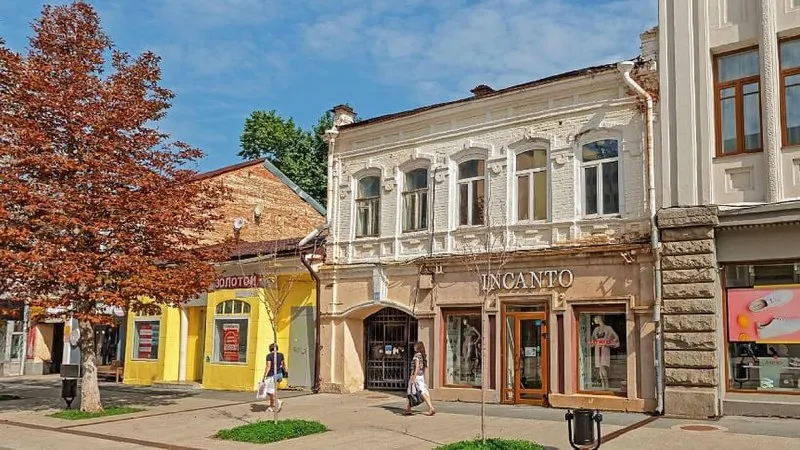 Дом №36 в центре Саратова признали аварийным: собственников обязали отселиться и провести реконструкцию здания до 31 декабря 2026 года, контроль возложен на городской комитет по строительству.