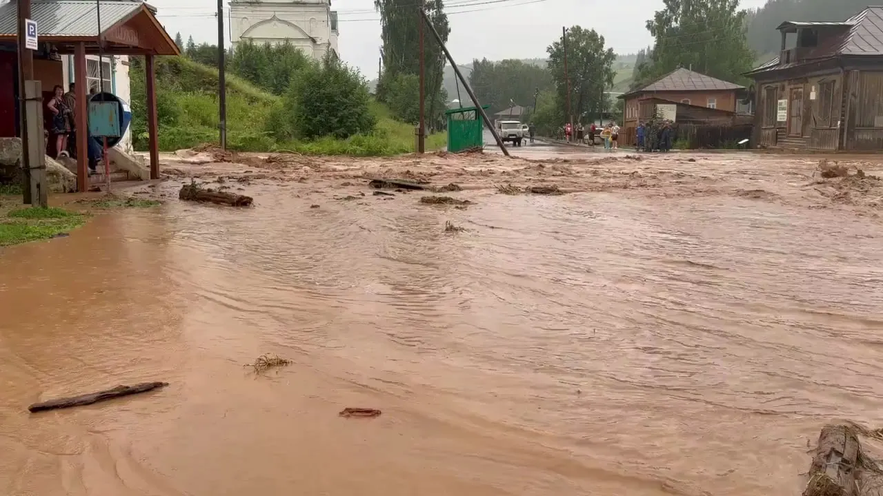 В Лысьвенском округе реки Кын, Москалёвка, Каменка и Бобылёвка вышли из берегов: подтоплены дома и дороги, повреждены мосты, продолжаются поиски женщины, унесённой потоком.