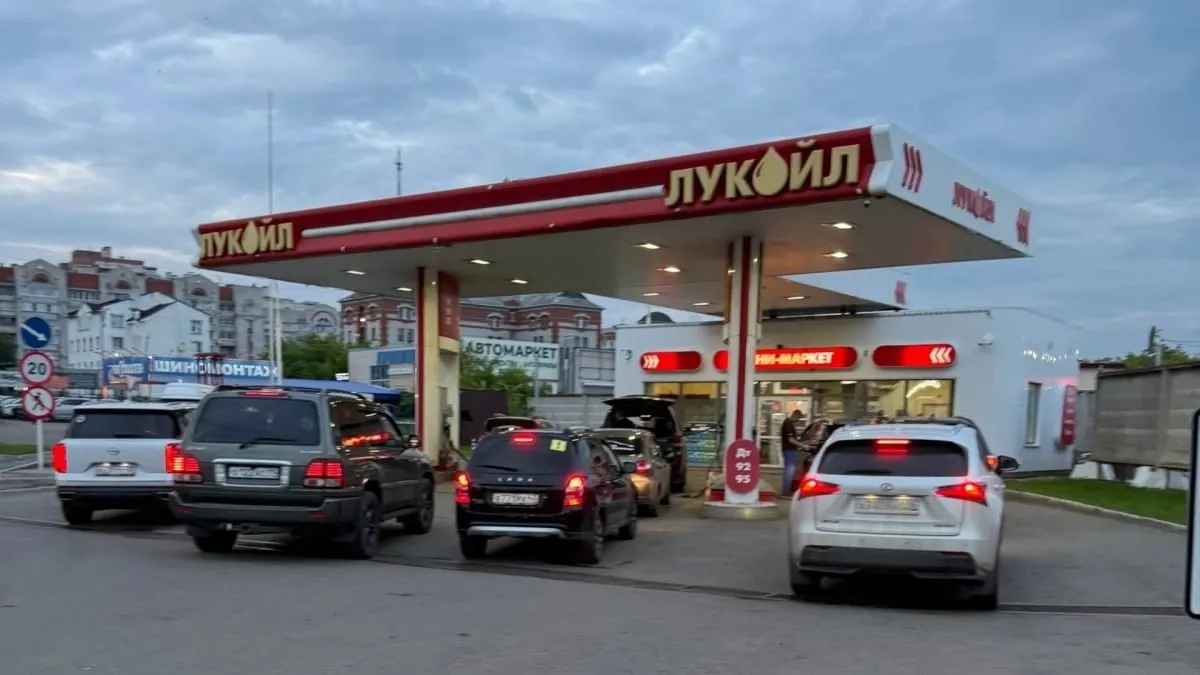Власти региона сформировали штаб для мониторинга запасов, контроля цен и координации поставок топлива; также согласовано увеличение поставок с крупным производителем.