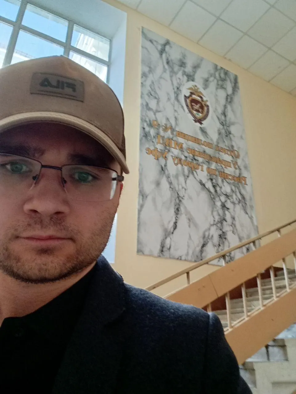 Активисты «Гражданского союза» сообщают, что блогер несколько дней подряд приходил к точке сбора подписей в центре Уфы, снимая видео и утверждая, что подписи собирает НКО‑«иноагент». По их словам, поданы заявления в полицию.