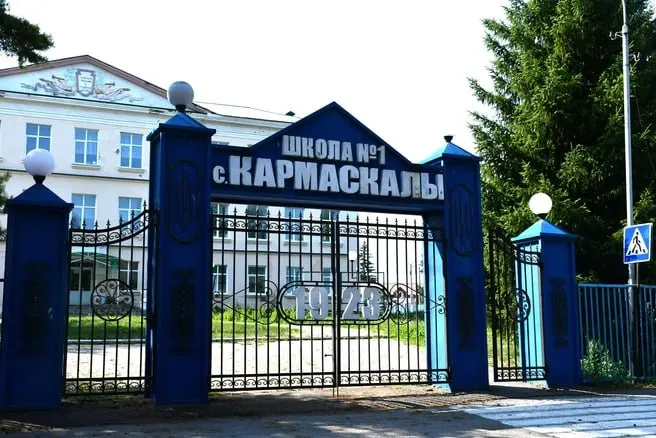 В посёлке Кармаскалы окончательно ликвидируют школу №1: здание признали аварийным в 2020 году, ученикам и учителям приходилось заниматься в соседних учреждениях и даже в кинотеатре. Причиной называют нехватку финансирования.