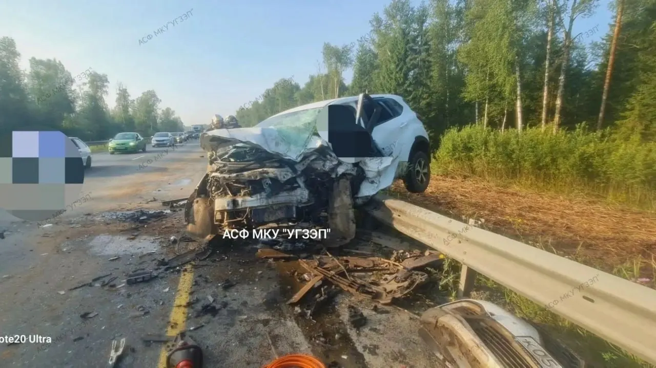 Рано утром Kia Sorento выехал на встречную полосу и столкнулся с Renault Kaptur. Водитель Renault погиб на месте, водитель Kia и ребёнок получили травмы. На месте работали спасатели и экстренные службы.