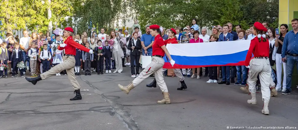 Родители из разных регионов жалуются, что детям отказывают в приёме в старшие классы: действует конкурсный отбор с очень высокими проходными баллами. Эксперты связывают это с политикой сокращения доступа к вузам и ростом роли среднего специального образования — с последствиями для неравенства и призыва в армию.