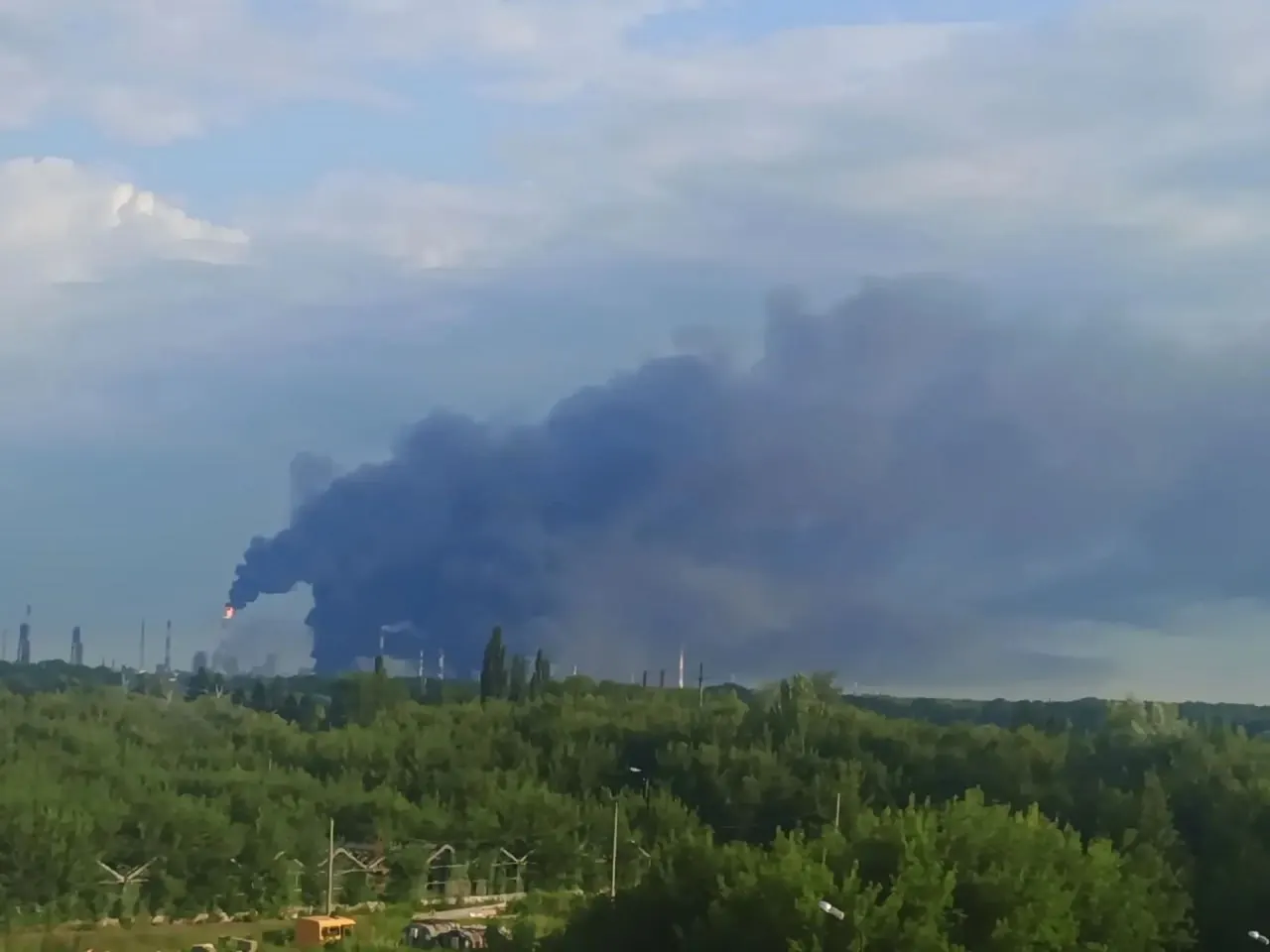 Ночью 14 июля беспилотники атаковали нефтехимический комплекс в Салавате и вызвали пожар на Афипском НПЗ в Краснодарском крае; по данным властей, пострадал один человек.
