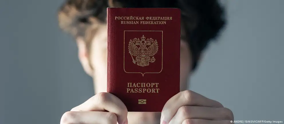 Евросоюз пересмотрел первоначальное предложение о запрете въезда для россиян, связанных с армией: сейчас ограничения предлагается вводить только для тех, кто непосредственно участвовал в боевых действиях в Украине; список исключений расширен.