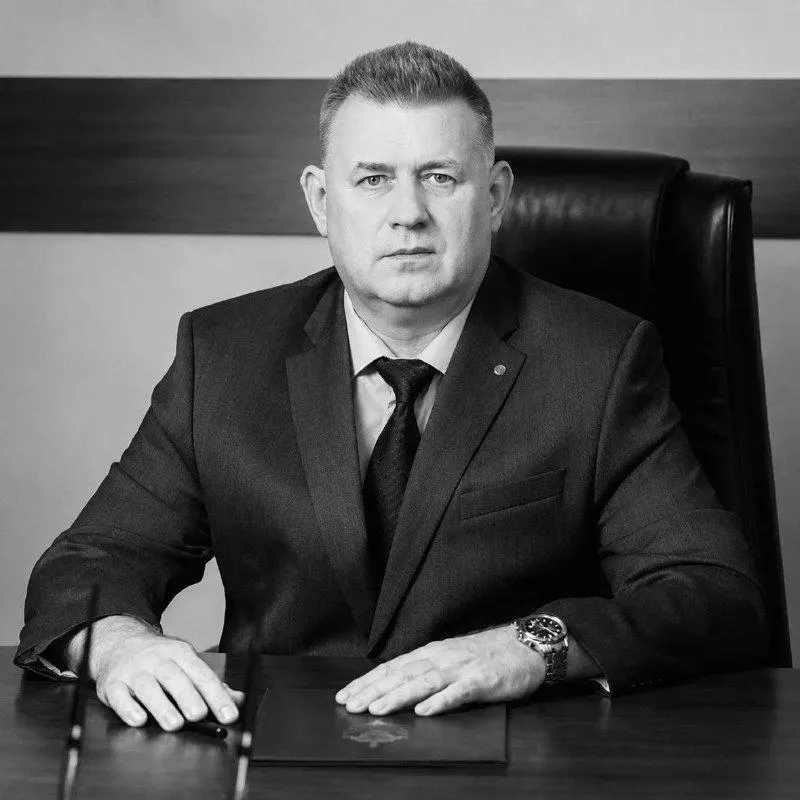 В Саратове 28 июля на 56-м году жизни скончался начальник управления судебного департамента Саратовской области Владимир Климов. Он работал в прокуратуре региона с 2000 года и возглавил управление Судебного департамента 22 мая 2026 года. Причины смерти не уточняются.