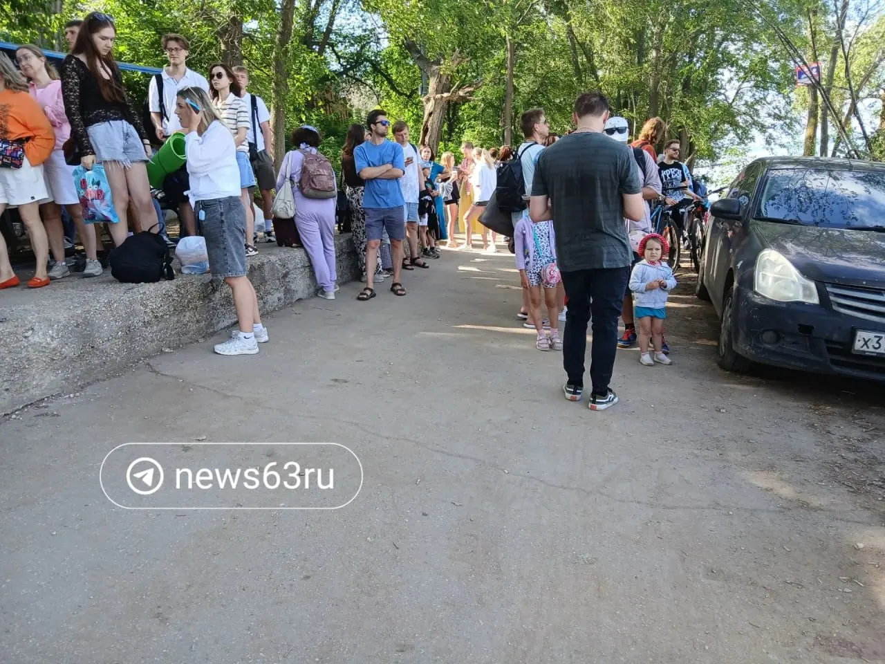 Утром у поляны Фрунзе в Тольятти собрался длинный ряд людей на паром в Ширяево: судно задержали из‑за ракетной опасности, сайт продажи билетов не работал, а один из лодочников предложил переправу за 7 000 рублей.