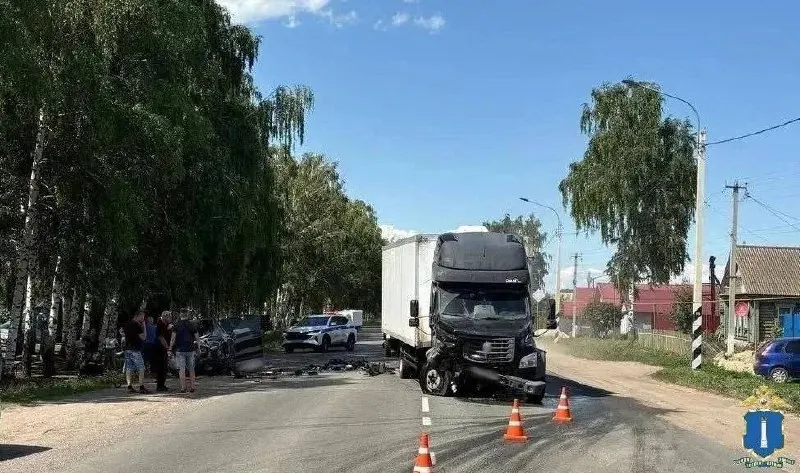 Авария в Мелекесском районе: водитель иномарки выехал на встречную полосу и столкнулся с «Газелью». На месте погибли три человека, одна девочка госпитализирована.