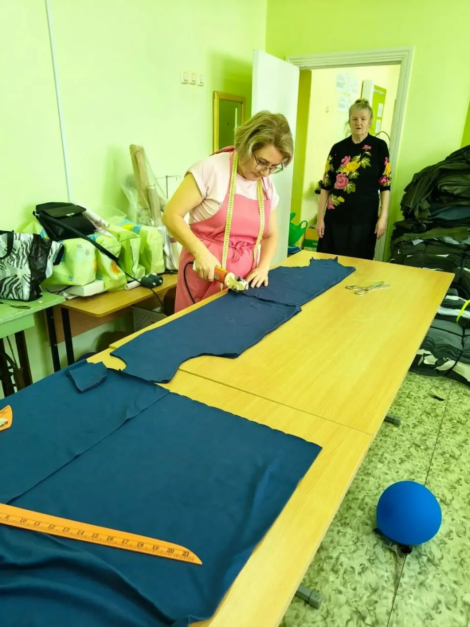 Женщины‑волонтёры из сельских поселений собрали деньги, купили ткань и за 18 дней шили адаптивную одежду для примерно 100 раненых участников СВО: 95 брюк, 98 шорт и 101 майку.
