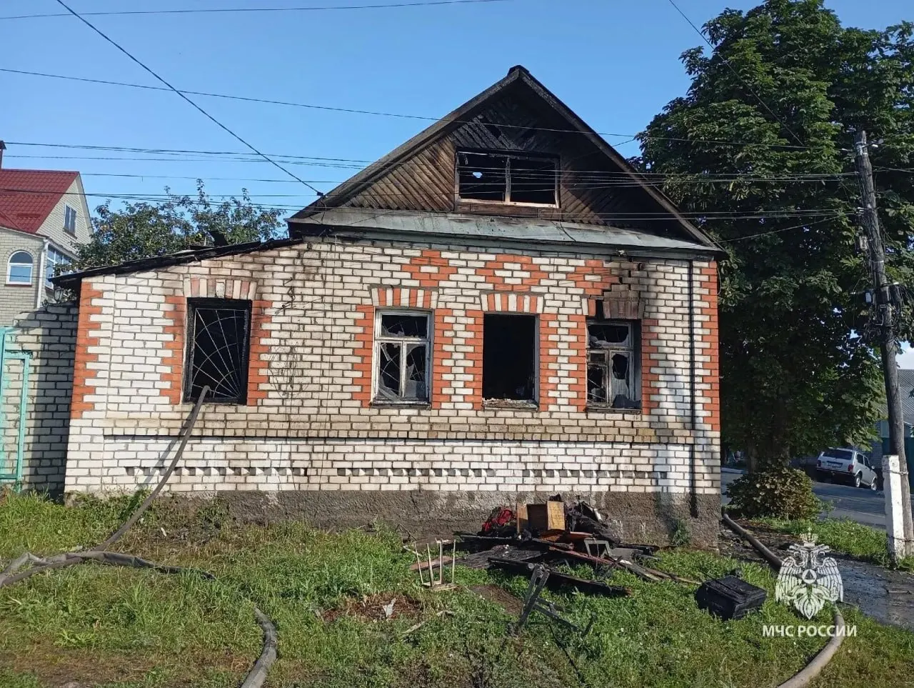 Утром 12 июля в Вольске на улице Одесской произошёл пожар в частном доме. Пожарные потушили возгорание на площади около 48 кв. м, в зоне горения обнаружено тело мужчины; предварительная версия — короткое замыкание электропроводки.