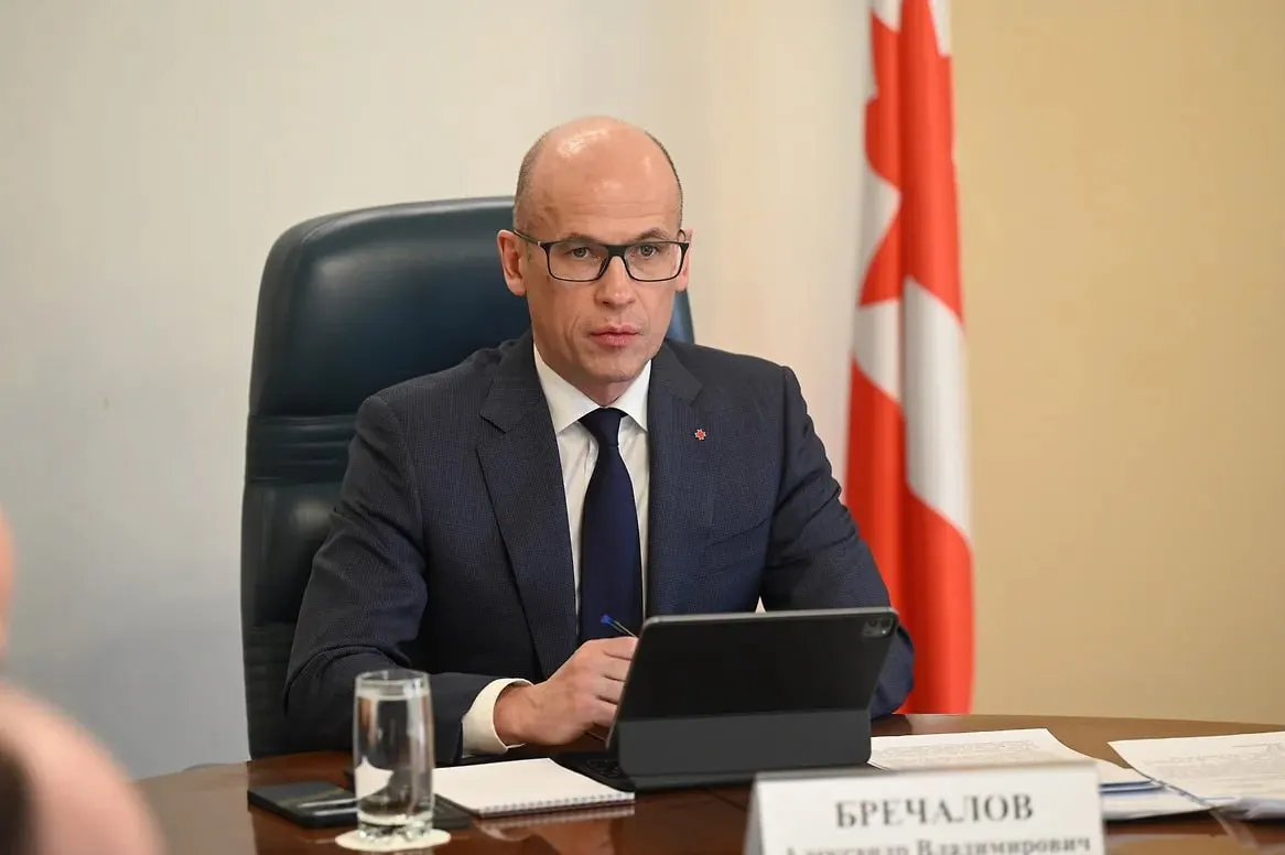 Глава региона сообщил о сложностях с поставками топлива в сельских районах, пообещав дополнительно отправить 300 тонн дизтоплива на приоритетные заправки; запрет на розлив в канистры сохранён.
