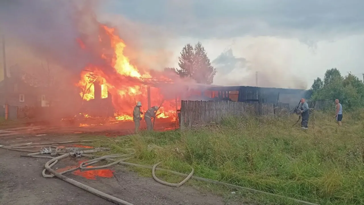 В микрорайоне Стройпоселок в Кирове во время грозы произошёл пожар в жилом доме; предварительная причина — попадание молнии.