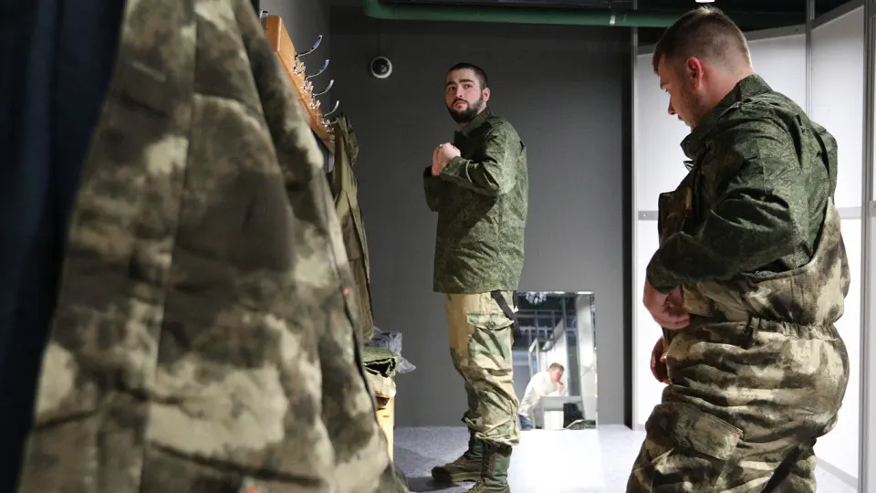 В поселке Башмаково (Пензенская область) местные организовали дежурства и сбор средств, чтобы защищать мужчин от задержаний и принуждения к подписанию контрактов. Жители сообщают о побоях, смерти и давлении со стороны представителей власти.