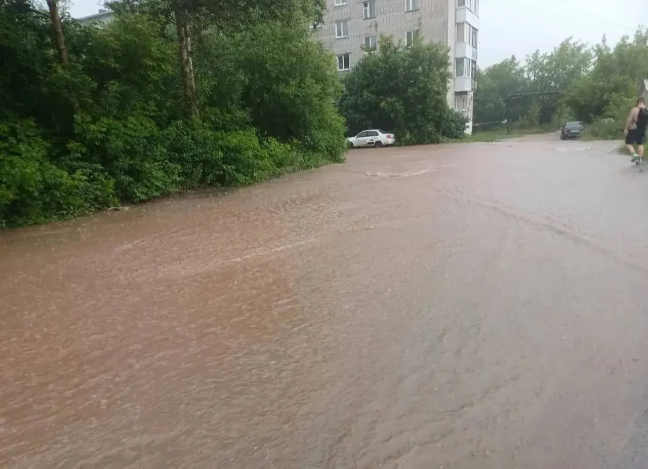 После сильных дождей в Пермском крае подтоплены посёлок Ферма, районы Перми, Чайковский и село Богородск — в последнем река Арий вышла из берегов.