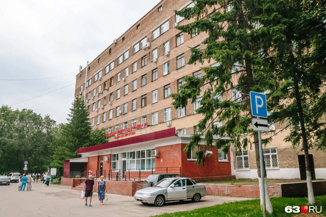 Между хирургическими корпусами возведут модульное приёмное отделение с надземными переходами. Его оснастят КТ, цифровой мобильной системой с С-дугой и эндоскопическим оборудованием; контракт уже подписан, идёт подготовка площадки.