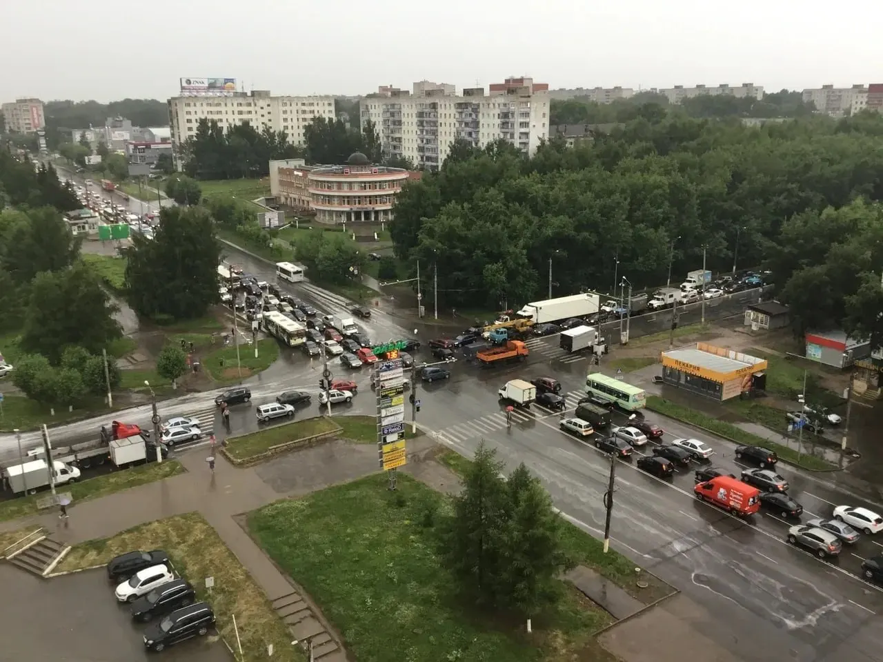 Комиссия по безопасности дорожного движения поручила проанализировать трафик на аварийном перекрёстке и скорректировать режим светофоров. На Октябрьском проспекте у бывшего ТЦ «Новинка» выделят парковочную зону, чтобы автомобили не оставляли на тротуарах.