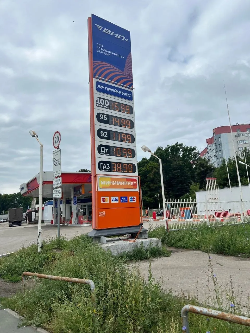 На некоторых заправках в Самаре бензин АИ‑95 продают по 157 рублей за литр — водители жалуются на завышенные цены и сравнивают с более дешевыми АЗС.