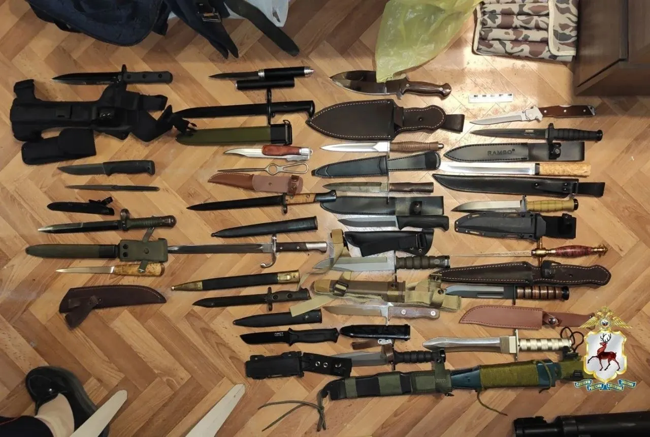 В квартире 67‑летнего преподавателя на улице Березовской обнаружили почти 600 патронов, более 200 ножей и детали огнестрельного оружия. Мужчине уже была судимость по той же статье, сообщили в полиции.
