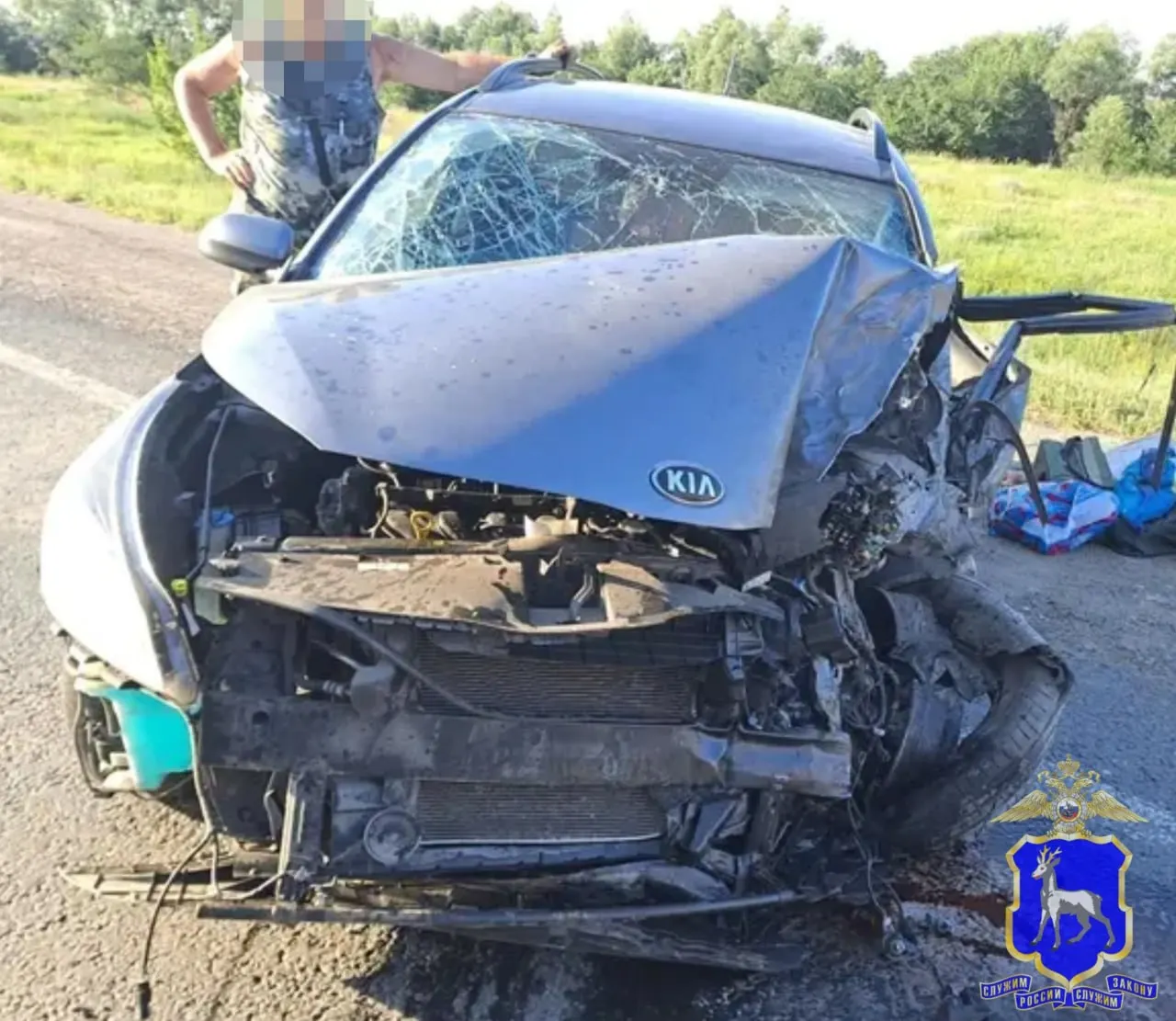 Вечером 8 июля на объездной дороге у села Красный Яр легковой автомобиль выехал на встречную полосу и врезался в КамАЗ. Водитель и пассажирка получили травмы и были госпитализированы.