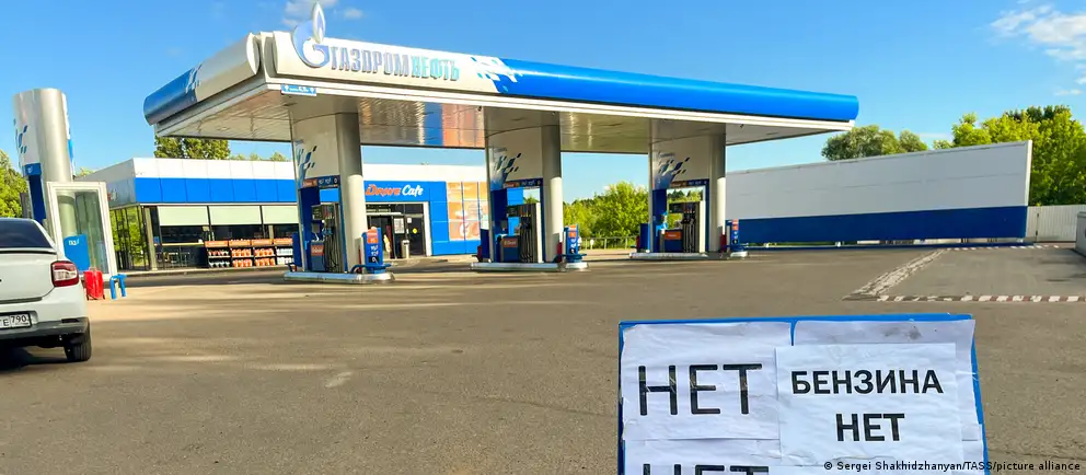 Росстат сообщает, что индекс производства нефтепродуктов в июне снизился на 21,8% в годовом выражении. Цены на бензин и дизель продолжают расти, но темпы увеличения замедлились. Одной из причин дефицита эксперты называют удары по нефтеперерабатывающим мощностям в ходе войны в Украине.