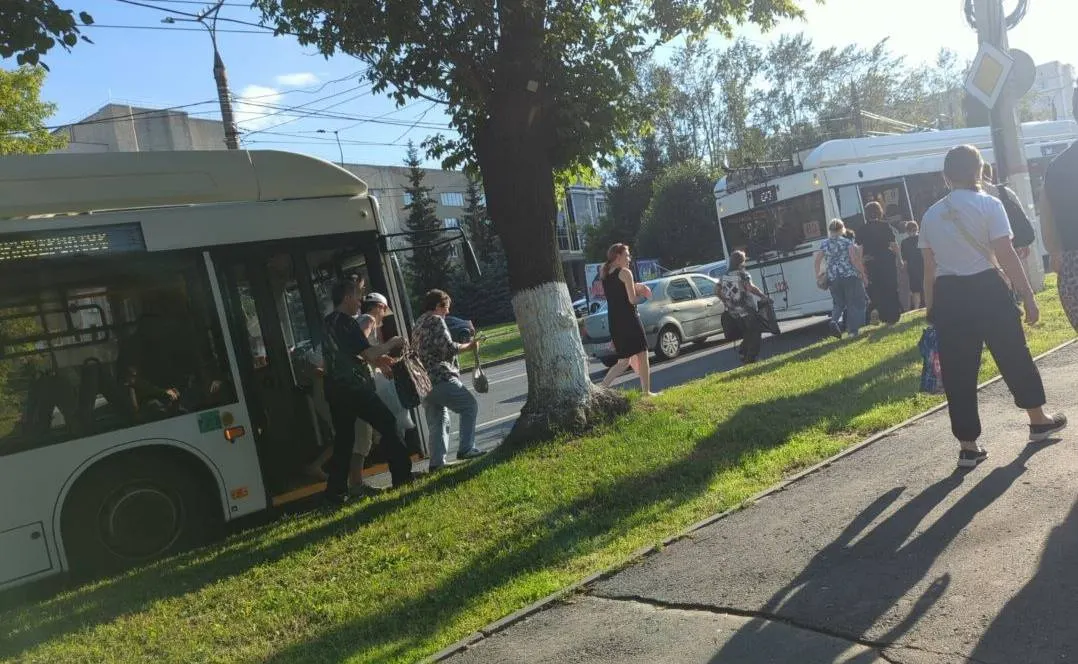 Очевидцы сообщают, что в Чебоксарах встали троллейбусы. Причины происшествия пока неизвестны.